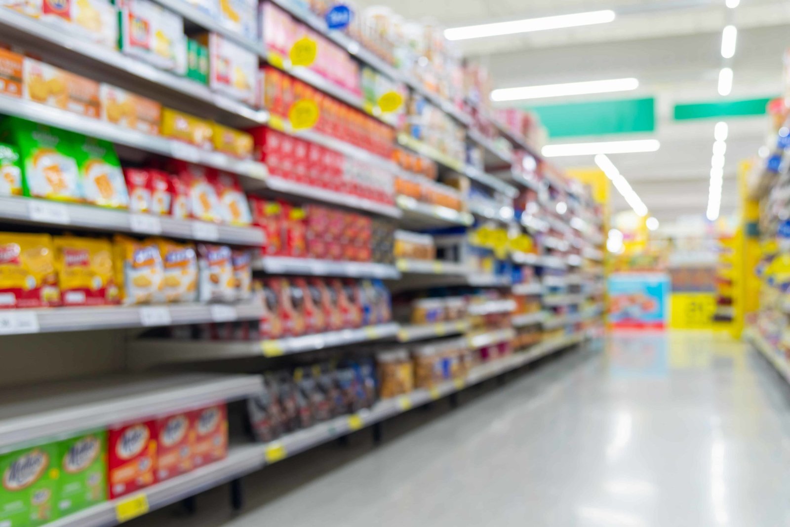 blurred-background-of-supermarket-aisle-with-products - cópia